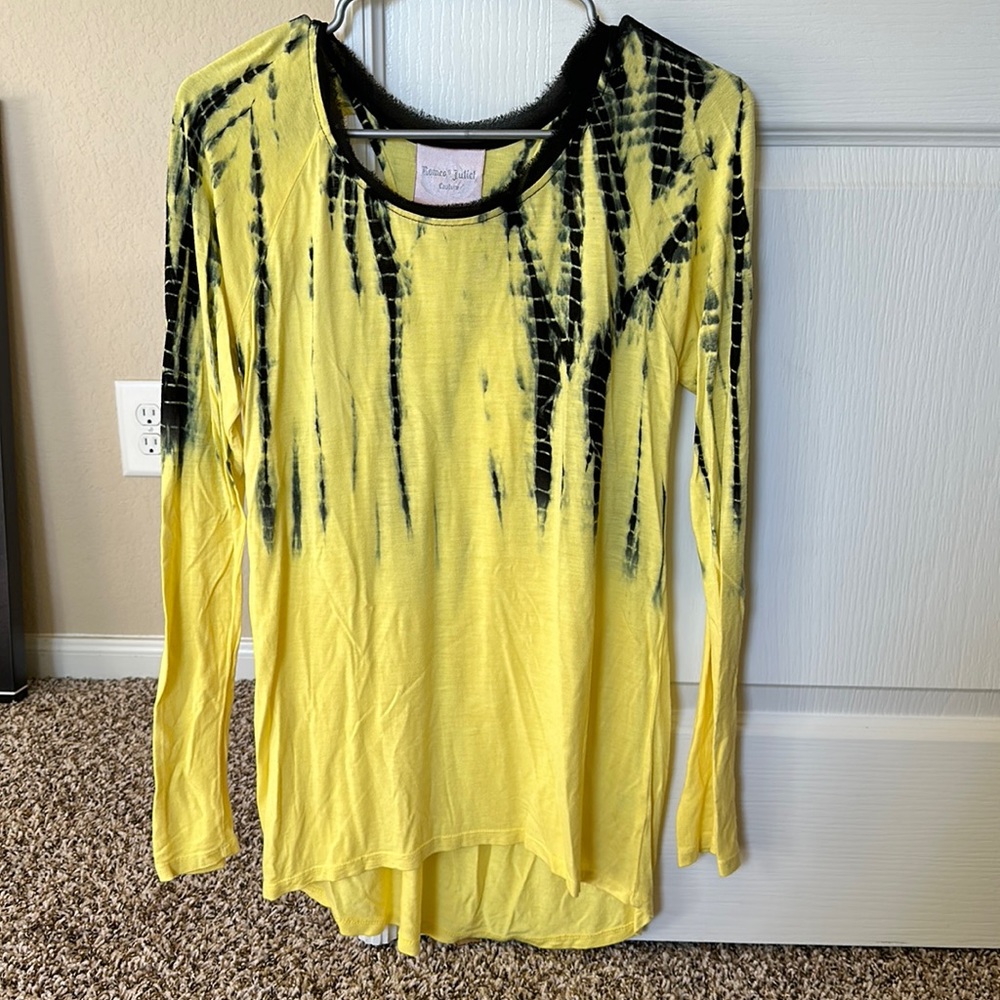 Romeo and Juliet Coute long sleeve top. Size Small